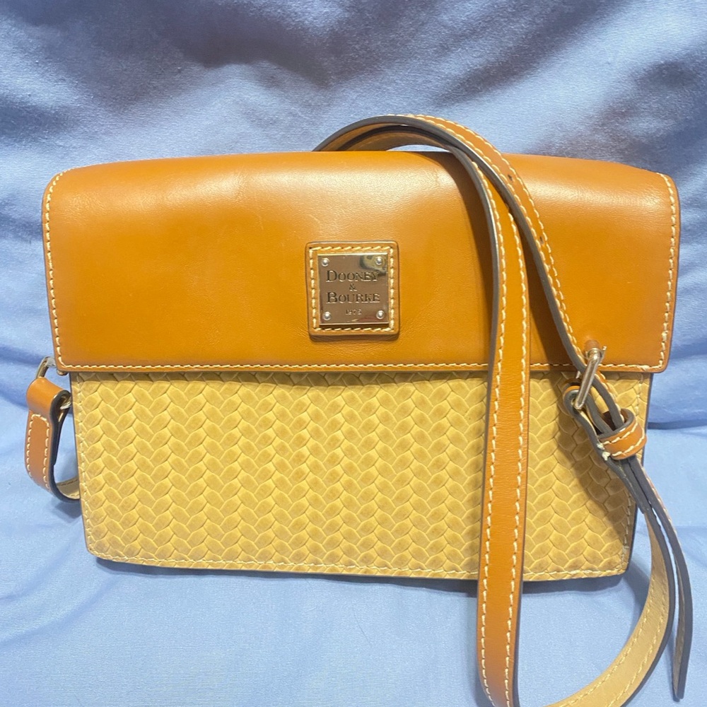 GUC Dooney & Bourke Beacon Leather East/West Flap Woven Crossbody